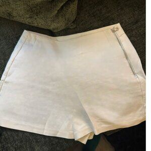 Like new gorgeous women’s white dress shorts